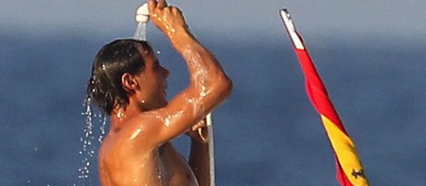 Rafa Nadal duchándose en un barco en Mallorca