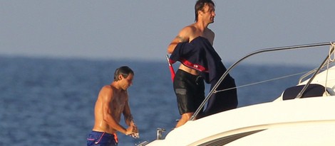 Rafa Nadal se ducha junto a Carlos Moyá en un barco en Mallorca