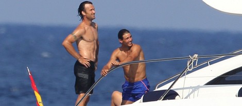 Carlos Moyá y Rafa Nadal en un barco en Mallorca