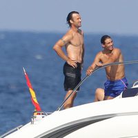 Carlos Moyá y Rafa Nadal en un barco en Mallorca