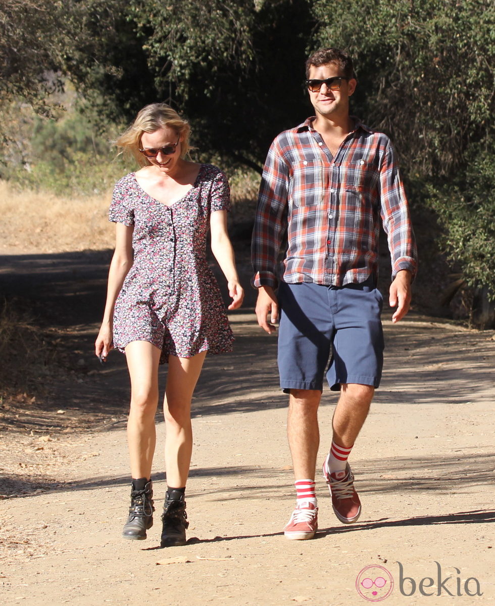 Diane Kruger y Joshua Jackson dando un paseo romántico