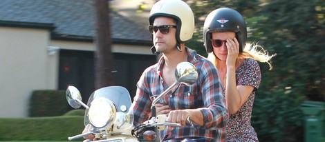 Diane Kruger y Joshua Jackson dando un paseo en moto