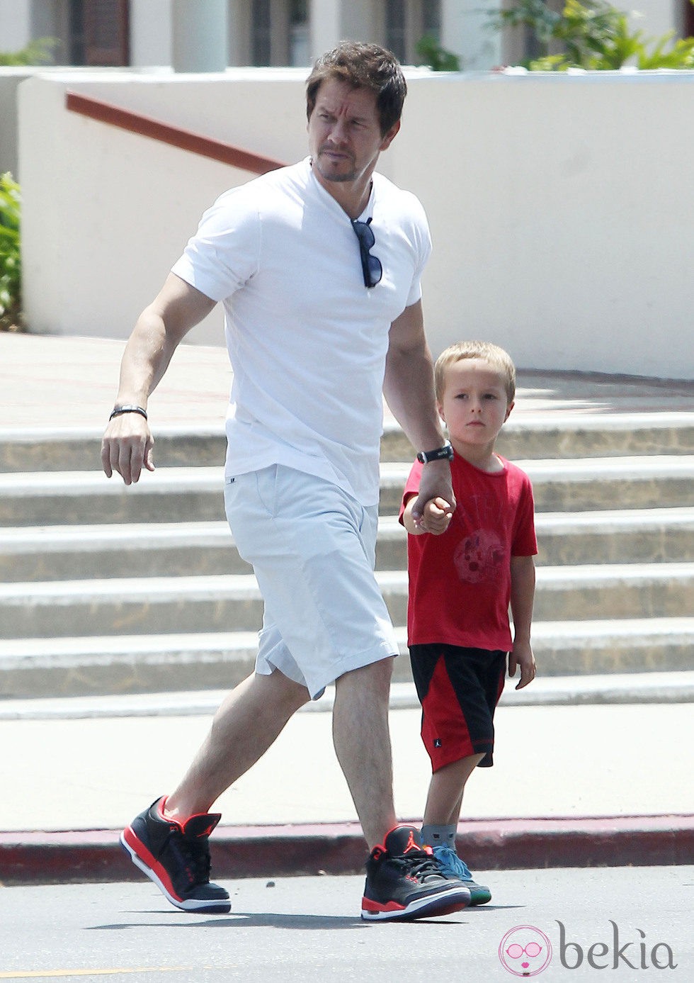 Mark Wahlberg llevando a su hijo brendan a una iglesia de Los Angeles