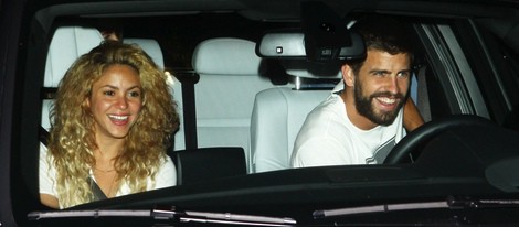 Shakira y Piqué muy sonrientes en un coche en Hollywood