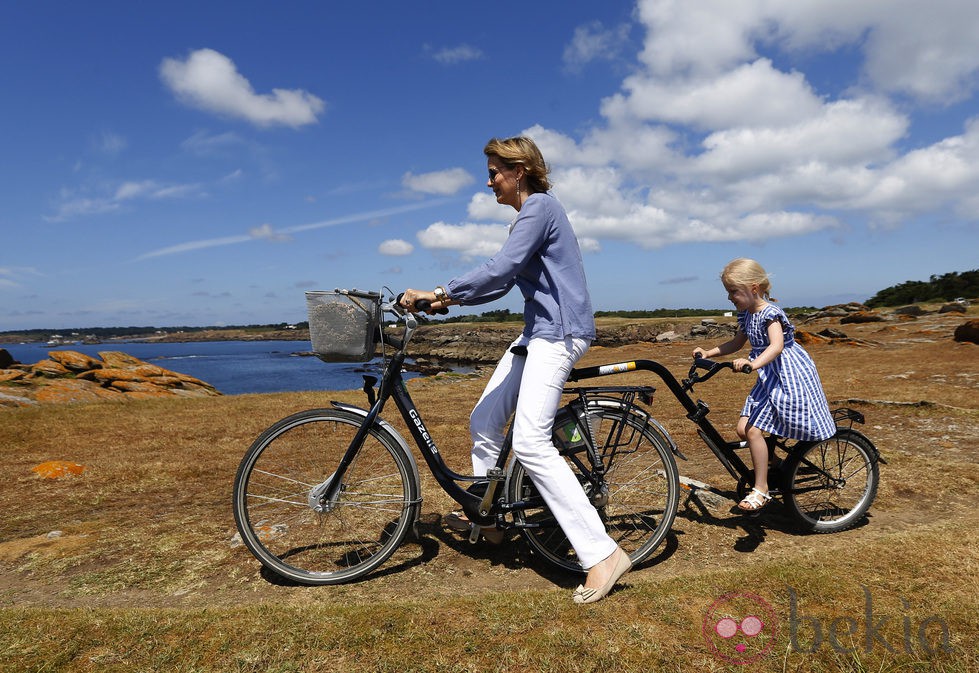 La Reina Matilde y Leonor de Bélgica en bicicleta durante sus vacaciones en Francia