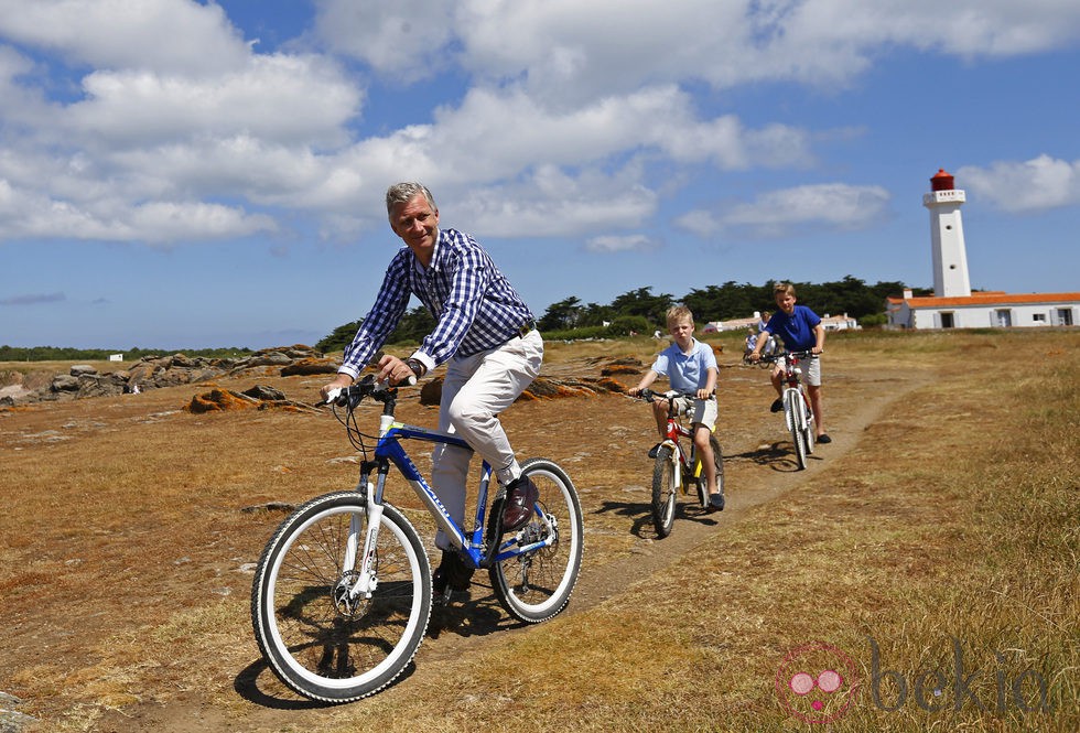 El Rey Felipe con Gabriel y Emmanuel de Bélgica en bicicleta durante sus vacaciones en Francia