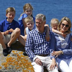 Los Reyes de Bélgica posan con sus cuatro hijos de vacaciones en Francia