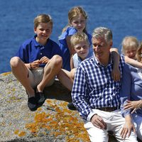 Los Reyes de Bélgica posan con sus cuatro hijos de vacaciones en Francia
