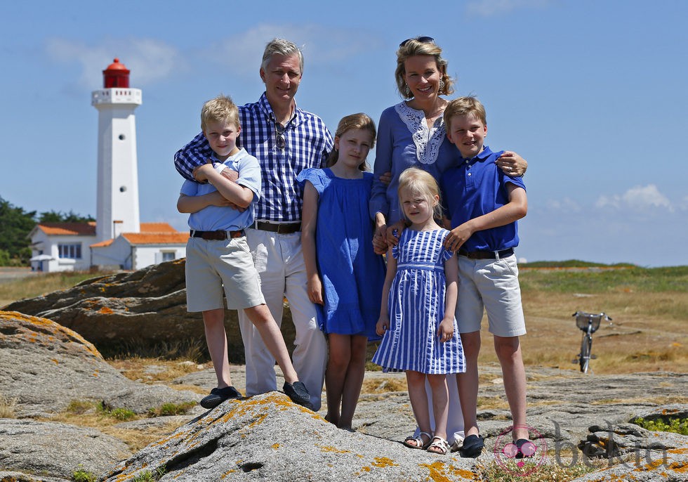 Felipe y Matilde de Bélgica con sus hijos en sus primeras vacaciones como Reyes