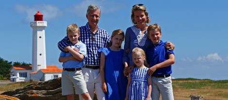 Felipe y Matilde de Bélgica con sus hijos en sus primeras vacaciones como Reyes