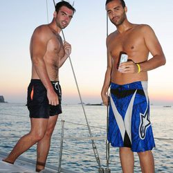Zeus Tous y Dj Ariel con el torso desnudo en la grabación de un videoclip en Ibiza