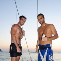 Zeus Tous y Dj Ariel con el torso desnudo en la grabación de un videoclip en Ibiza