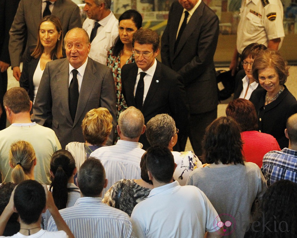 Los Reyes Juan Carlos y Sofía durante la visita a los heridos en el Hospital de Santiago