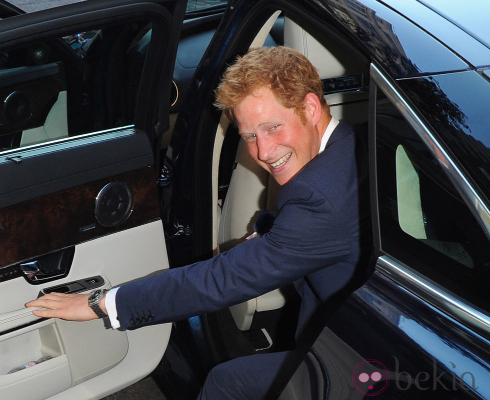 El Príncipe Harry muy sonriente tras el nacimiento de su sobrino el Príncipe Jorge