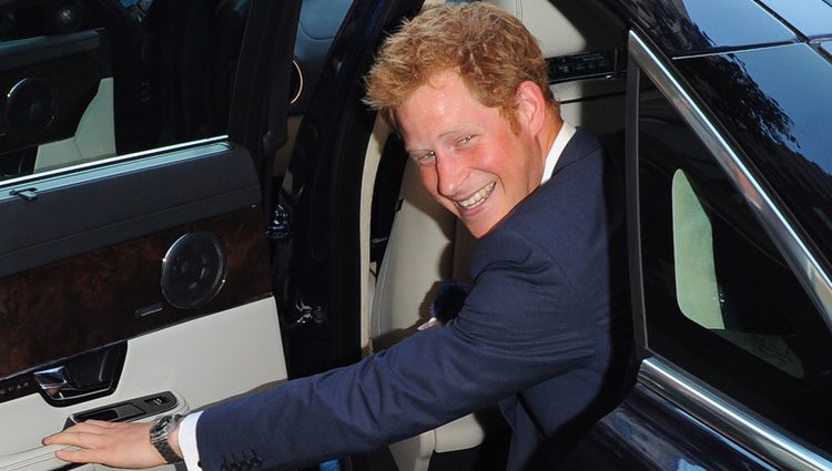 El Príncipe Harry muy sonriente tras el nacimiento de su sobrino el Príncipe Jorge
