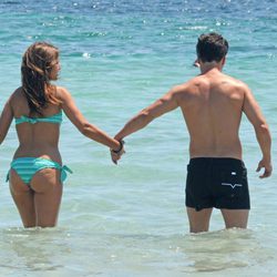 Paula Echevarría y David Bustamante entran en el mar cogidos de la mano en Ibiza