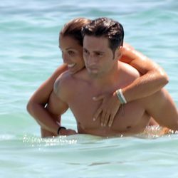 Paula Echevarría y David Bustamante abrazados en el mar en Ibiza