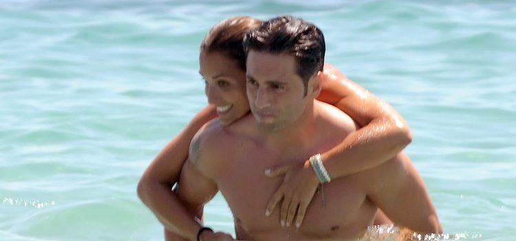 Paula Echevarría y David Bustamante abrazados en el mar en Ibiza
