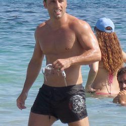 David Bustamante luce cuerpo en bañador saliendo del agua en Ibiza