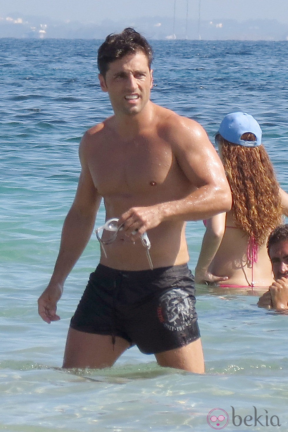 David Bustamante luce cuerpo en bañador saliendo del agua en Ibiza