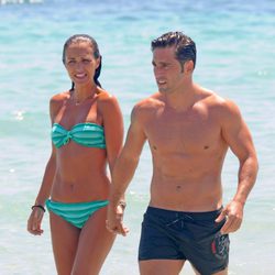David Bustamante y Paula Echevarría salen del agua cogidos de la mano en Ibiza