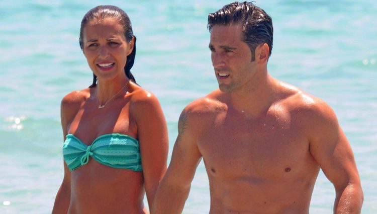 David Bustamante y Paula Echevarría salen del agua cogidos de la mano en Ibiza