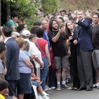Los Príncipes de Asturias visitan el lugar en el que descarrilló el tren en Santiago