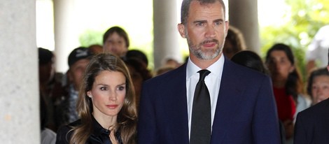 Los Príncipes Felipe y Letizia visitan a los heridos en el accidente ferroviario en Santiago