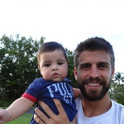 Gerard Piqué muy sonriente con su hijo Milan