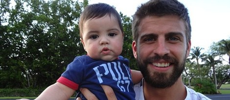 Gerard Piqué muy sonriente con su hijo Milan