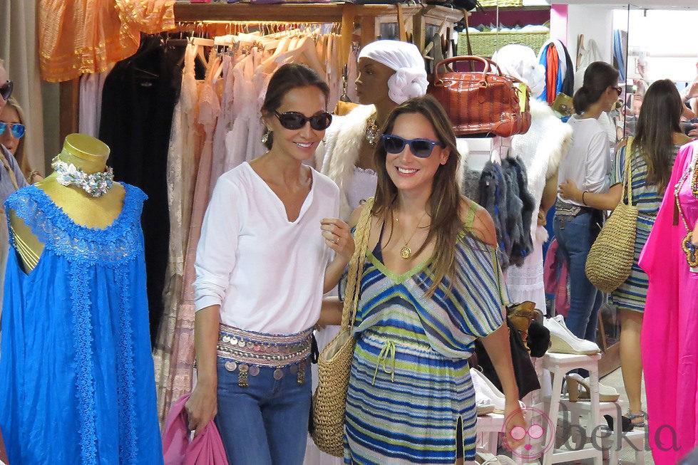 Isabel Preysler y Tamara Falcó de compras en Ibiza