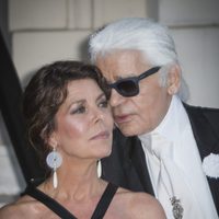 Karl Lagerfeld habla al oído a Carolina de Mónaco en 'El Baile del Amor'