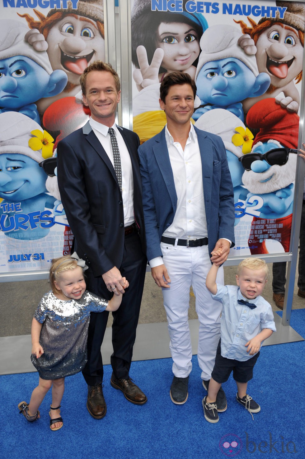 Neil Patrick Harris, David Burtka y sus hijos en la premiere de 'Los Pitufos 2' en Los Angeles