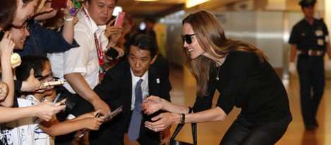 Angelina Jolie atiende a los fans en el aeropuerto de Tokio