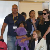 Angelina Jolie y Brad Pitt saludan a los fans en el aeropuerto de Tokio