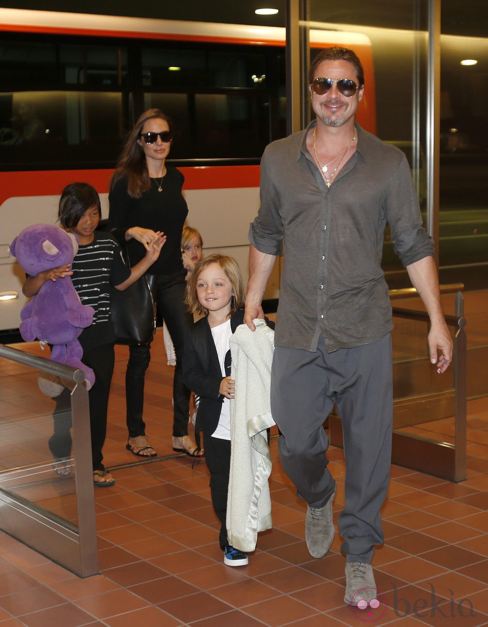 Angelina Jolie, Brad Pitt y sus hijos a su llegada al aeropuerto de Tokio