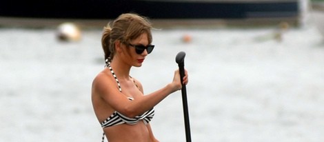 Taylor Swift practicando paddleboarding en Rhode Island