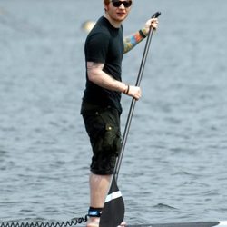 Ed Sheeran practicando paddleboarding en Rhode Island