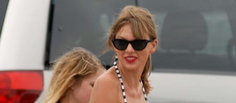 Taylor Swift con un bikini a rayas en Rhode Island