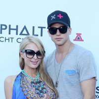 Paris Hilton y River Viiperi en la fiesta de inauguración del Asphalt Yacht Club