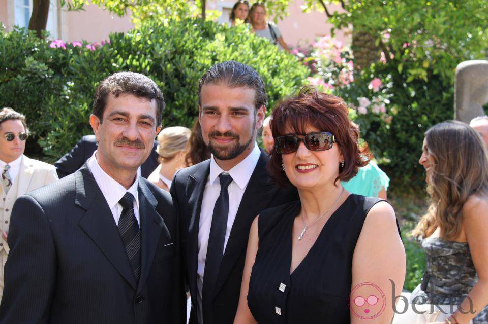 Mario Biondo con sus padres