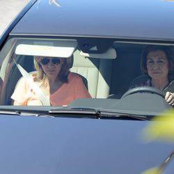 La Infanta Cristina y la Reina Sofía llegan en coche al club náutico de Cala Nova en Mallorca