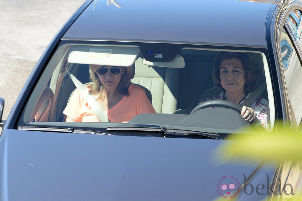 La Infanta Cristina y la Reina Sofía llegan en coche al club náutico de Cala Nova en Mallorca