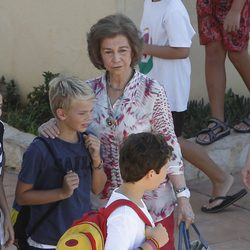 La Reina Sofía con sus nietos Miguel y Froilán en el club náutico de Cala Nova en Mallorca
