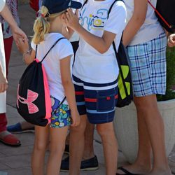 Pablo Urdangarín, muy cariñoso con su hermana Irene en el club náutico de Cala Nova en Mallorca