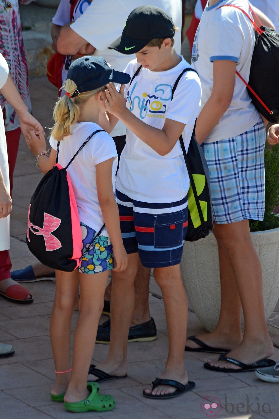 Pablo Urdangarín, muy cariñoso con su hermana Irene en el club náutico de Cala Nova en Mallorca