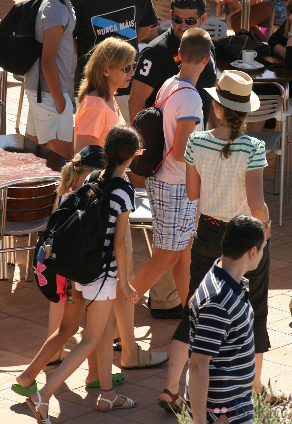 Las Infantas Elena y Cristina con sus hijos en el club náutico de Cala Nova en Mallorca