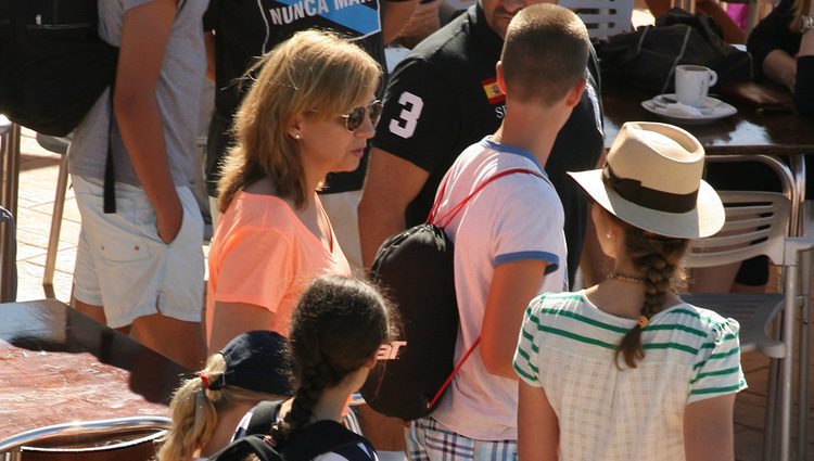 Las Infantas Elena y Cristina con sus hijos en el club náutico de Cala Nova en Mallorca