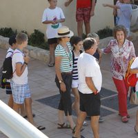 La Infanta Elena, la Reina Sofía y sus nietos en el club náutico de Cala Nova en Mallorca