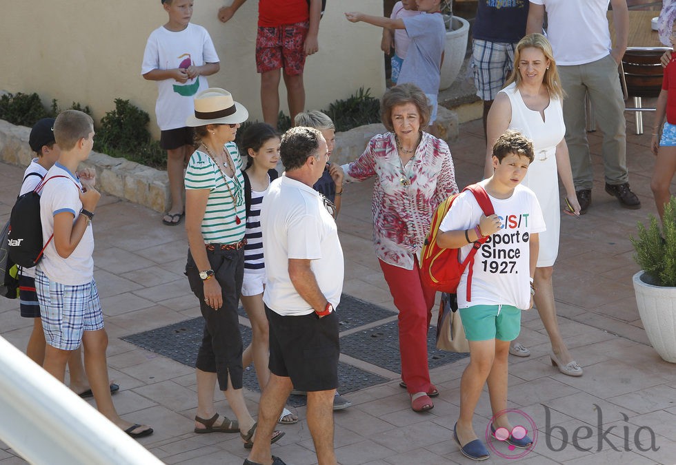La Infanta Elena, la Reina Sofía y sus nietos en el club náutico de Cala Nova en Mallorca